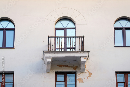 Obraz na płótnie Balcony with cracked plaste, damaged paint, need for facade renovation. Broken plaster on balcony, risk of falling plaster, stucco or concrete pieces on pedestrians w salonie