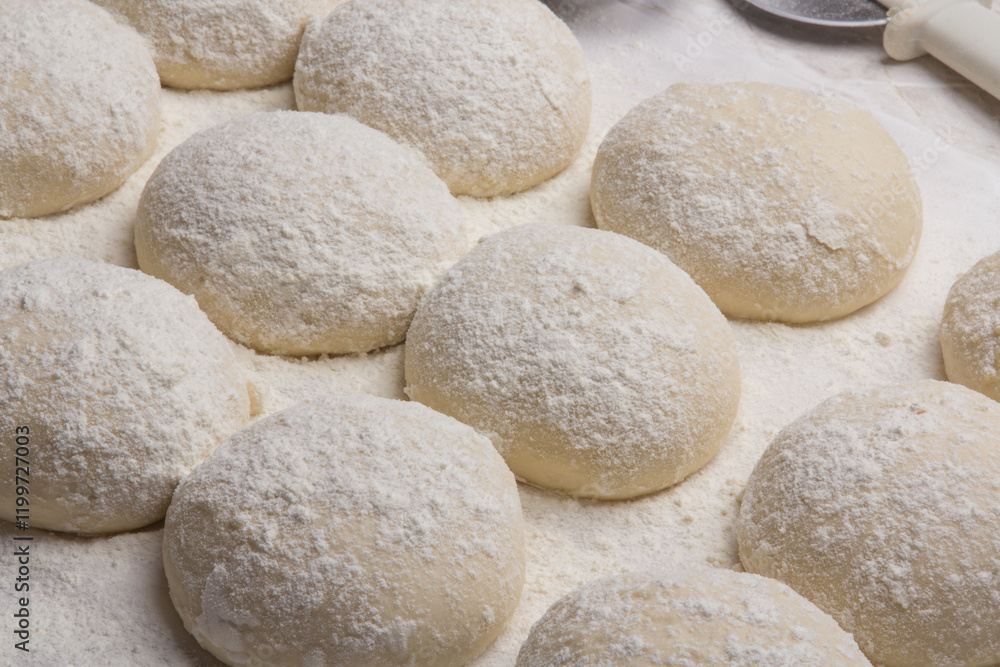 Massa de pão e pizza espelhadas com farinha, tudo numa mesa de pizzaollo Massa de pão e pizza espelhadas com farinha, tudo numa mesa de pizzaollo