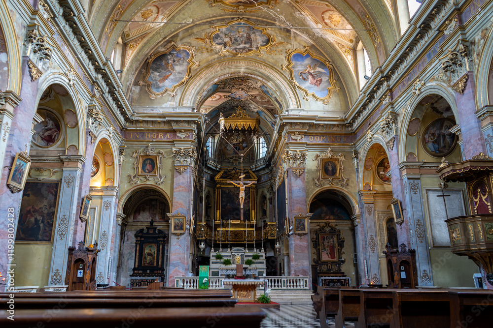 Fototapeta premium Ornate Interior of a Historic Church