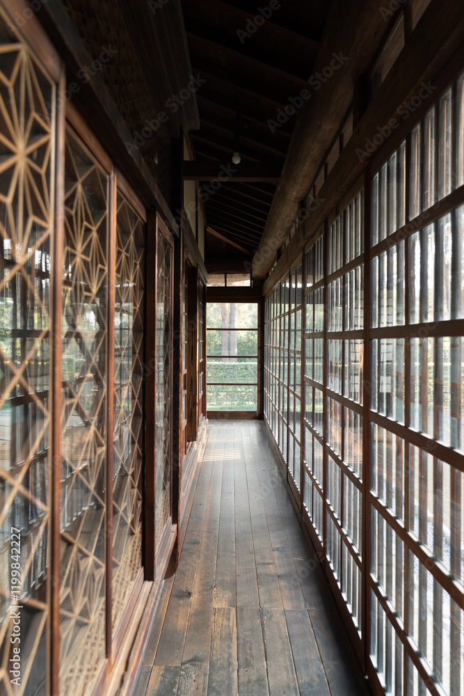 古民家の縁側と大正ガラスの格子戸