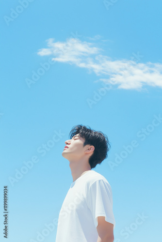 青空と男性、Tシャツ、夏