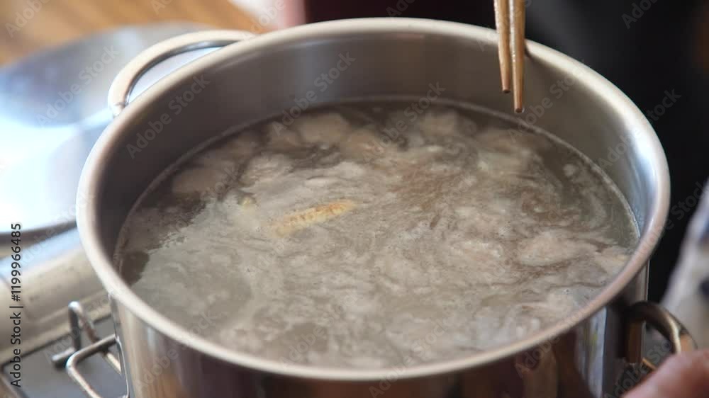 けんちん汁を作る女性 けんちん汁を作る女性
