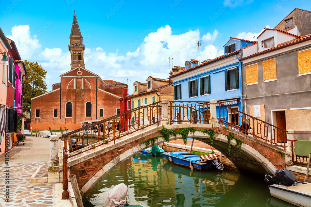 Φωτογραφία Colorful houses in Burano near Venice, Italy with boats
