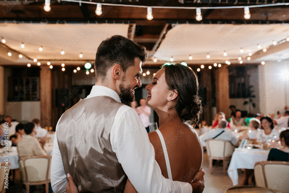 Obraz premium the first dance of the bride and groom inside a restaurant
