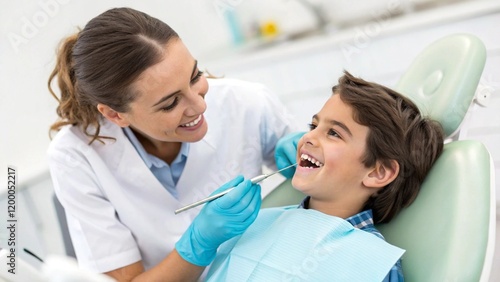 Dentista trabajando con paciente feliz en revisión dental photo