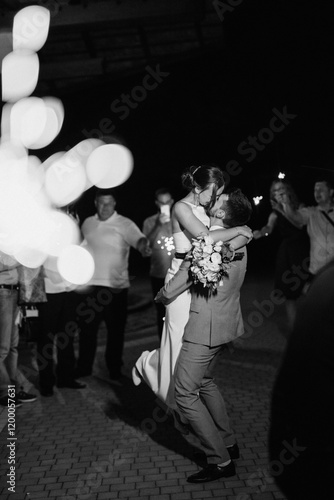 Obraz na płótnie newlyweds at a wedding of sparklers w salonie