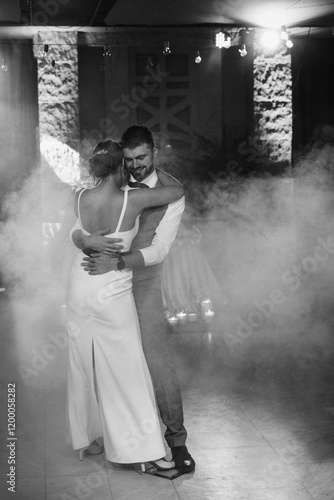 Obraz na płótnie the first dance of the bride and groom inside a restaurant w salonie