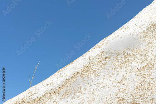 paisaje en diagonal de cielo azul con pared blanca encalada en el pueblo de Mijas en España
