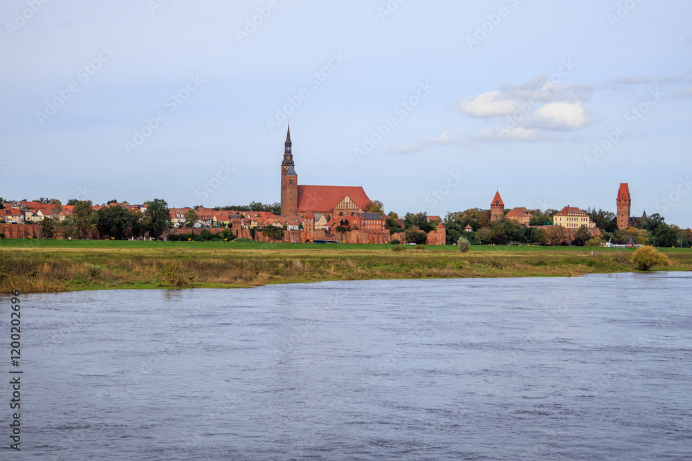 Obraz premium Stadtansicht von Tangermünde von der Elbe aus gesehen