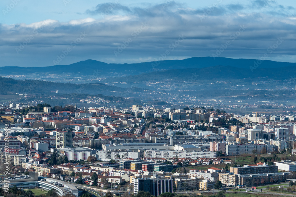 Vista parcial da encantadora cidade de Braga, capturada a partir do icônico Bom Jesus do Monte. A paisagem revela a harmonia entre a arquitetura urbana e o verde das colinas, destacando o charme histó Vista parcial da encantadora cidade de Braga, capturada a partir do icônico Bom Jesus do Monte. A paisagem revela a harmonia entre a arquitetura urbana e o verde das colinas, destacando o charme histó