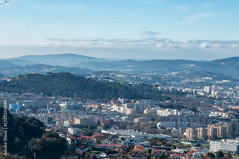Vista parcial da encantadora cidade de Braga, capturada a partir do icônico Bom Jesus do Monte. A paisagem revela a harmonia entre a arquitetura urbana e o verde das colinas, destacando o charme histó Vista parcial da encantadora cidade de Braga, capturada a partir do icônico Bom Jesus do Monte. A paisagem revela a harmonia entre a arquitetura urbana e o verde das colinas, destacando o charme histó