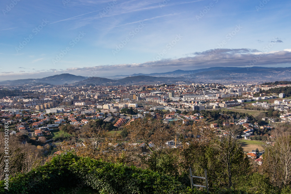 Obraz premium Paisagem da cidade de Braga, Vista a partir da escadaria do Bom Jesus do Monte.