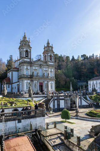 Vista parcial, Santuário do Bom Jesus do Monte, Braga, Portugal, é um icônico local turistico de peregrinação, conhecido por sua monumental escadaria barroca, jardins exuberantes e vistas panorâmicas.