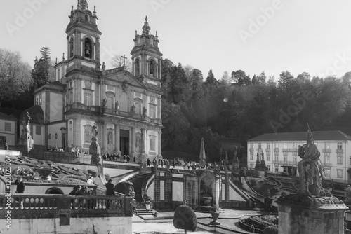Vista parcial, Santuário do Bom Jesus do Monte, Braga, Portugal, é um icônico local turistico de peregrinação, conhecido por sua monumental escadaria barroca, jardins exuberantes e vistas panorâmicas.