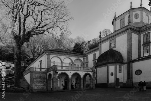 Vista parcial, Santuário do Bom Jesus do Monte, Braga, Portugal, é um icônico local turistico de peregrinação, conhecido por sua monumental escadaria barroca, jardins exuberantes e vistas panorâmicas.