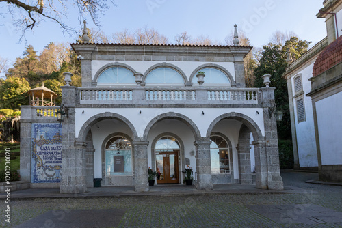 Vista parcial, Santuário do Bom Jesus do Monte, Braga, Portugal, é um icônico local turistico de peregrinação, conhecido por sua monumental escadaria barroca, jardins exuberantes e vistas panorâmicas.
