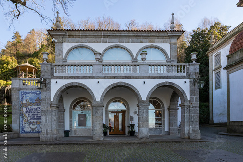 Vista parcial, Santuário do Bom Jesus do Monte, Braga, Portugal, é um icônico local turistico de peregrinação, conhecido por sua monumental escadaria barroca, jardins exuberantes e vistas panorâmicas.