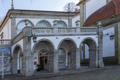 Vista parcial, Santuário do Bom Jesus do Monte, Braga, Portugal, é um icônico local turistico de peregrinação, conhecido por sua monumental escadaria barroca, jardins exuberantes e vistas panorâmicas.