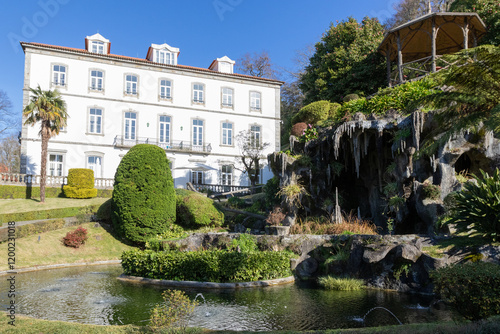 Vista parcial, Santuário do Bom Jesus do Monte, Braga, Portugal, é um icônico local turistico de peregrinação, conhecido por sua monumental escadaria barroca, jardins exuberantes e vistas panorâmicas.