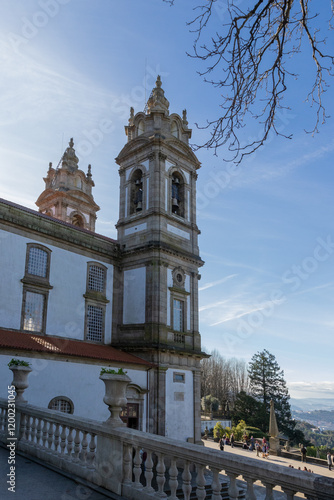 Vista parcial, Santuário do Bom Jesus do Monte, Braga, Portugal, é um icônico local turistico de peregrinação, conhecido por sua monumental escadaria barroca, jardins exuberantes e vistas panorâmicas.
