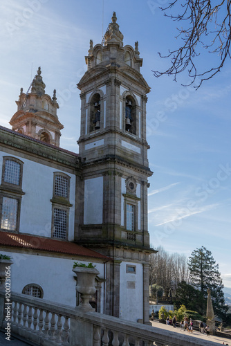 Vista parcial, Santuário do Bom Jesus do Monte, Braga, Portugal, é um icônico local turistico de peregrinação, conhecido por sua monumental escadaria barroca, jardins exuberantes e vistas panorâmicas.