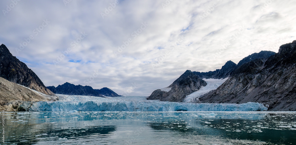 Ταπετσαρία Glacier in the Magdalenefjord, Svalbard