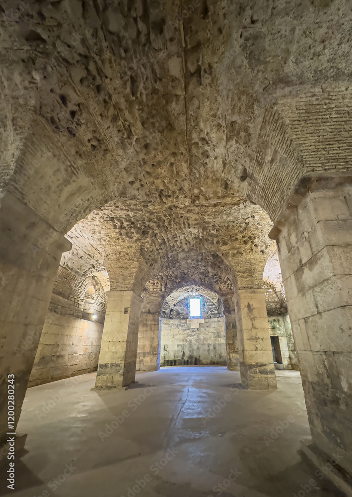 Obraz premium Split, Croatia - July 1, 2024: Historic Diocletian Cellars and palace. bowed ceilings supported by thick stone pillars
