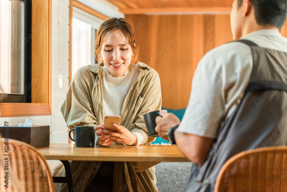 家・別荘・コテージでスマホを見ながらコーヒーを飲む夫婦・カップル・男女(話す・会話)
家・別荘・コテージでスマホを見ながらコーヒーを飲む夫婦・カップル・男女(話す・会話)