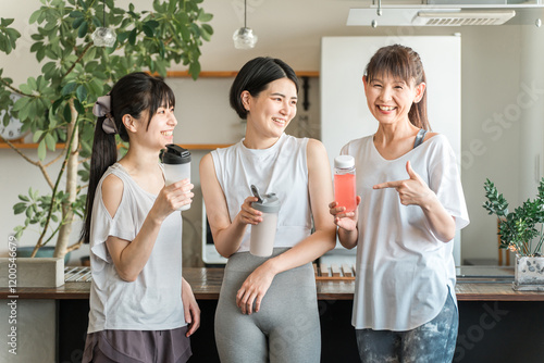 運動時にプロテイン・EAAを飲むトレーニング仲間の女性
 photo