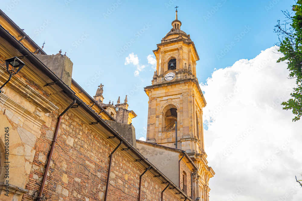 Fototapeta premium Historic Clock Tower in Bogotá's Candelaria, Showcasing Colonial Architecture Against a Blue Sky