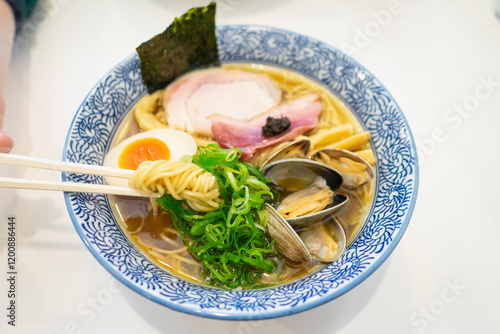 Obraz na płótnie 塩味の海鮮ラーメン。ネギと蛤とゆで卵をトッピング。 w salonie