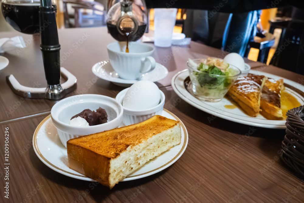 喫茶店で食べる朝食。トーストとフレンチトーストが乗ったプレート。
