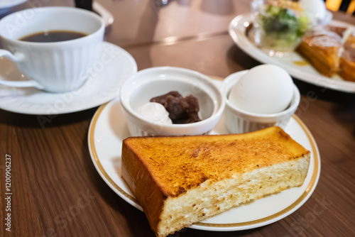 Obraz na płótnie 喫茶店で食べる朝食。トーストと餡子と茹で卵が乗ったプレート。 w salonie
