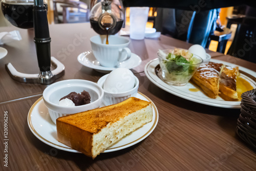 Obraz na płótnie 喫茶店で食べる朝食。トーストとフレンチトーストが乗ったプレート。 w salonie