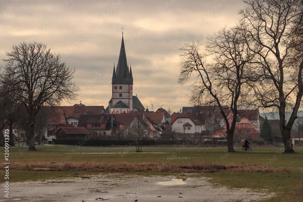 Blick über die Saalewiesen auf Salz (Unterfranken) mit Pfarrkirche Maria Himmelfahrt