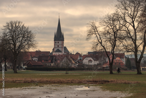 Obraz na płótnie Blick über die Saalewiesen auf Salz (Unterfranken) mit Pfarrkirche Maria Himmelfahrt w salonie