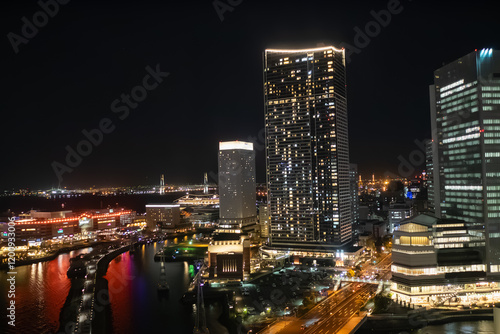 Wallpaper Mural 日本の横浜。高層ビルの明かりが運河に反射する夜景。 Torontodigital.ca