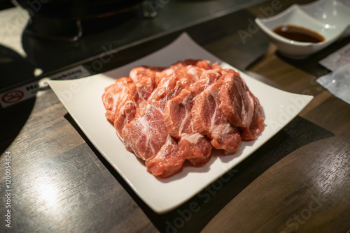 Obraz na płótnie ラム肉を使ったバーベキュー料理のジンギスカン。新鮮なラム肉。 w salonie