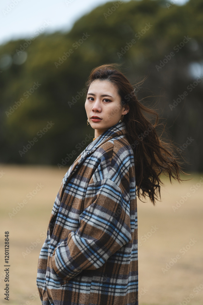 Fototapeta premium 冬の公園にいる女性