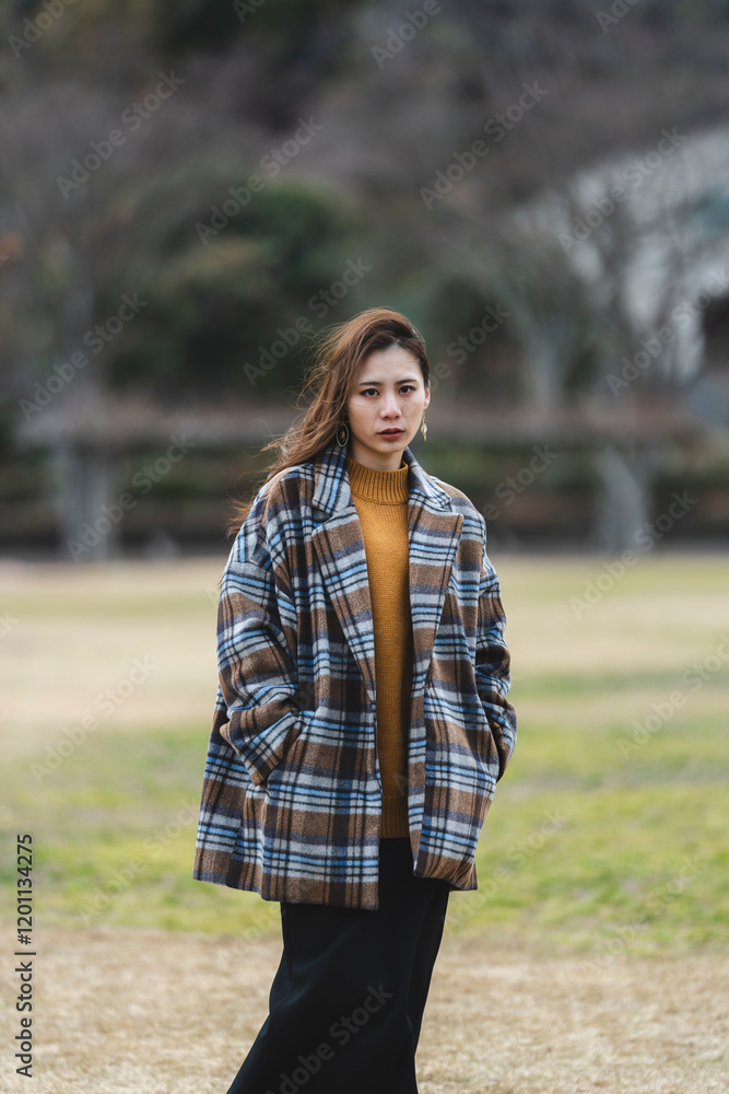 冬の公園にいる女性 冬の公園にいる女性