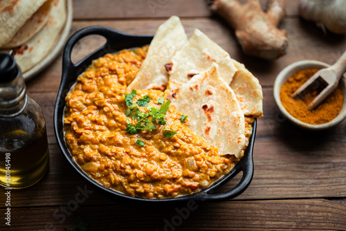 dahl de lentilles corail au curry et pain naan fait maison