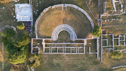 Fotografie Il Teatro e il Tempio Italico, sito archeologico di Pietrabbondante, Isernia, Molise, Italia
