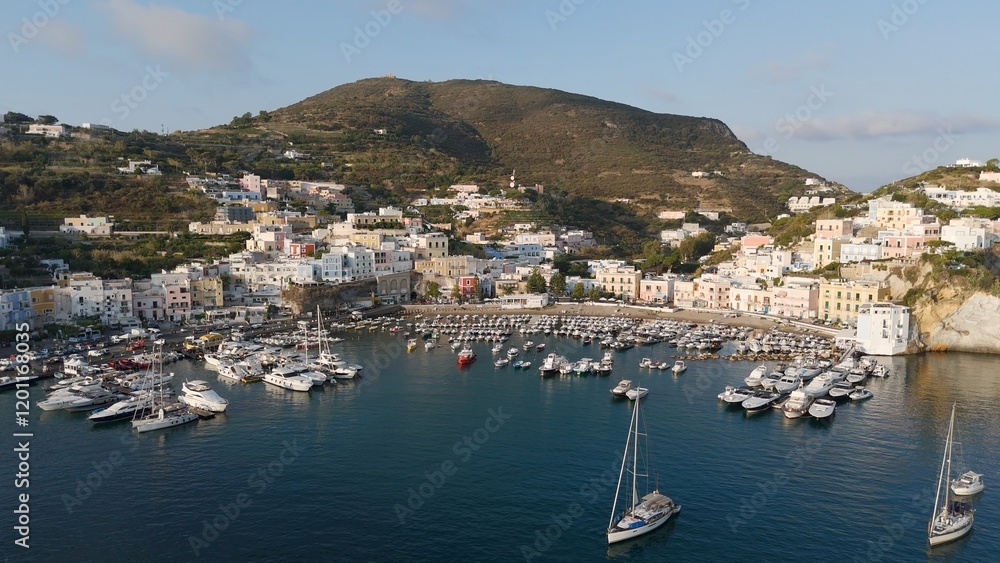 Fototapeta premium Isola di Ponza, Lazio, Italia, Meditterraneo. Il porto e la località di Sant'Antonio. Vista Aerea del porto di Ponza, l'isola mondana più bella d'Italia. 