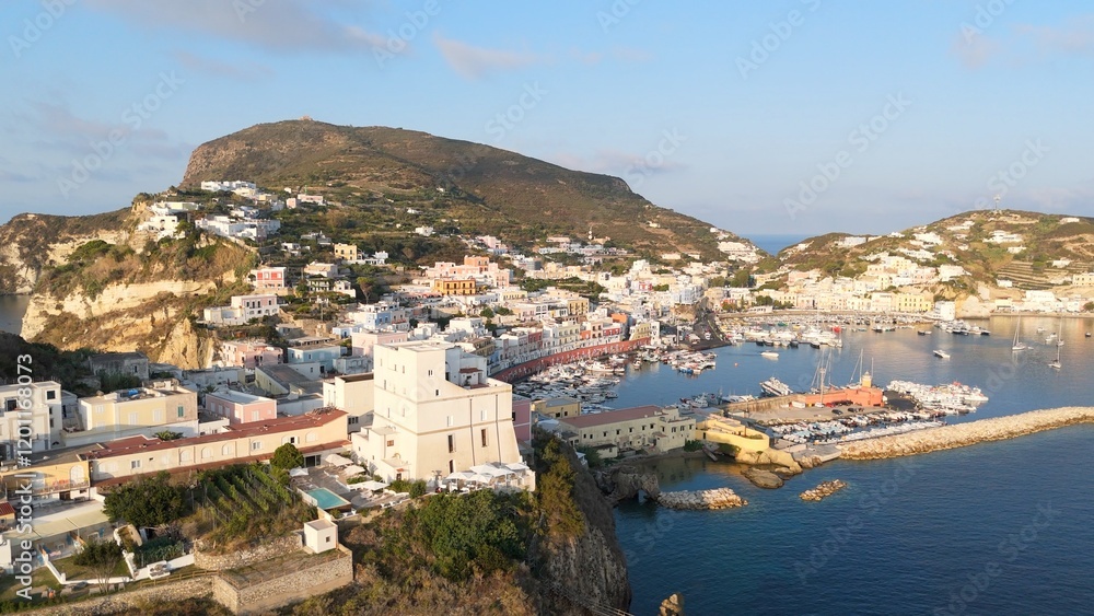 Isola di Ponza, Lazio, Italia, Meditterraneo. Il porto e la località di Sant'Antonio.
Vista Aerea del porto di Ponza, l'isola mondana più bella d'Italia. Isola di Ponza, Lazio, Italia, Meditterraneo. Il porto e la località di Sant'Antonio.
Vista Aerea del porto di Ponza, l'isola mondana più bella d'Italia.