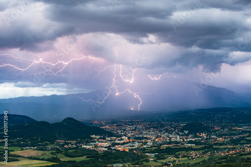 Orage au dessus de Gap dans les alpes en montagne