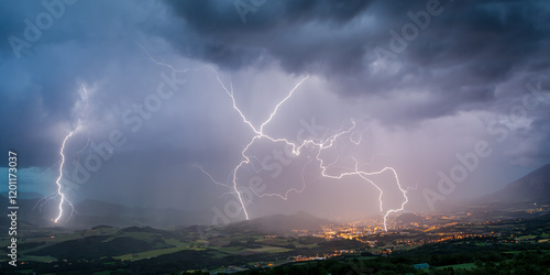 Orage au dessus de Gap dans les alpes en montagne
