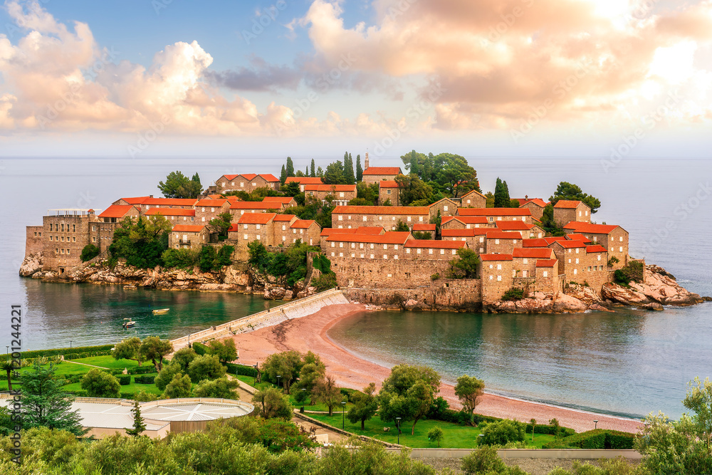 Obraz premium panoramic view of beautiful summer season sea landscape with amazing isle with antique orange roof buildings among water waves and nice sky clouds on background