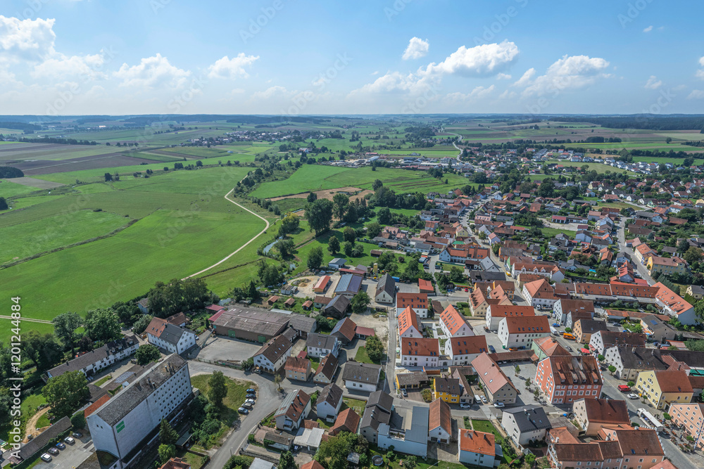 Obraz premium Die Marktgemeinde Langquaid in Niederbayern von oben