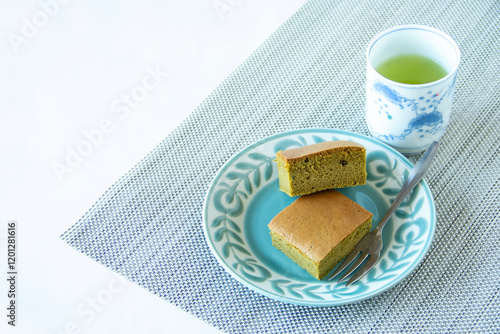 バター不使用　自家製・抹茶台湾カステラ(脂質異常症対策）と緑茶 photo