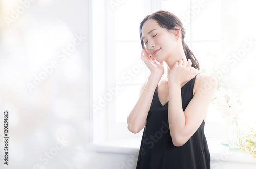 美容のスキンケア素肌感が美しい女性春夏のようなイメージの上半身　目を閉じる